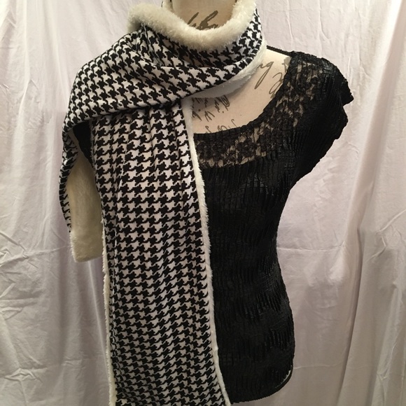 Houndstooth Scarf - Picture 2 of 8